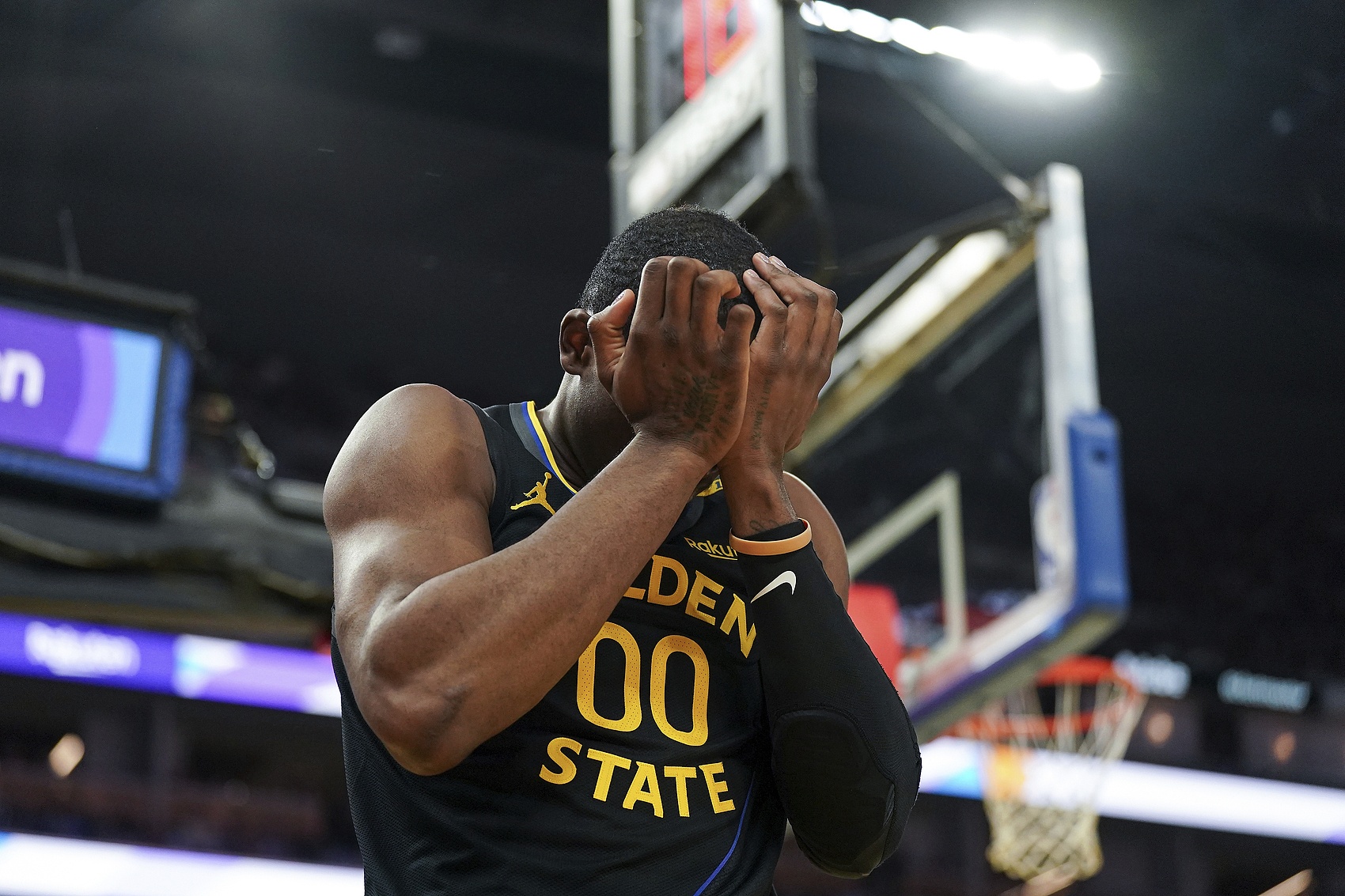 現(xiàn)在死了 勇士隊(duì)去年為庫(kù)賓加提供了五年 1.5億的合同 但被拒絕